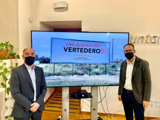 Elche conciencia para reciclar con el falso anuncio de un céntrico vertedero
