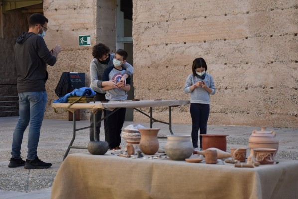 El MAHE retoma los talleres didácticos sobre cerámica prehistórica 