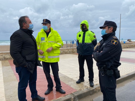 La lluvia y el dispositivo policial impiden las fiestas y botellones en las playas de El Campello por Santa Faz