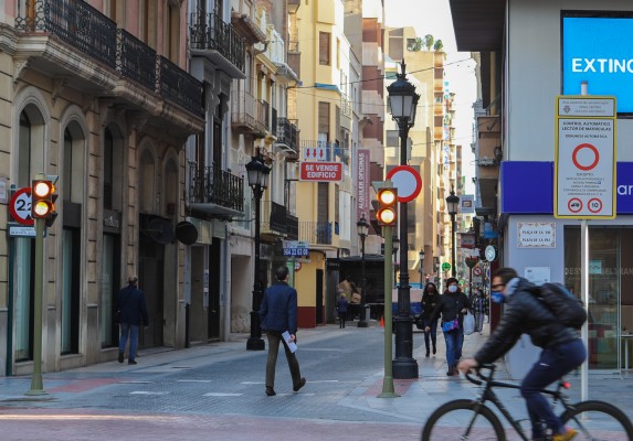 Castelló hará controles policiales en el centro para evitar 'barra libre' de coches tras anular las multas