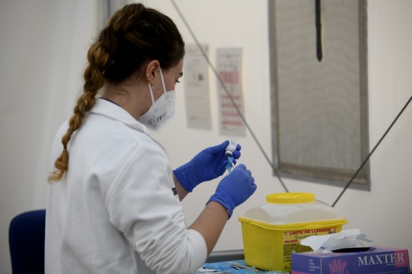La OMS dice que el riesgo de trombos es más alto si se tiene covid que con AstraZeneca o Janssen