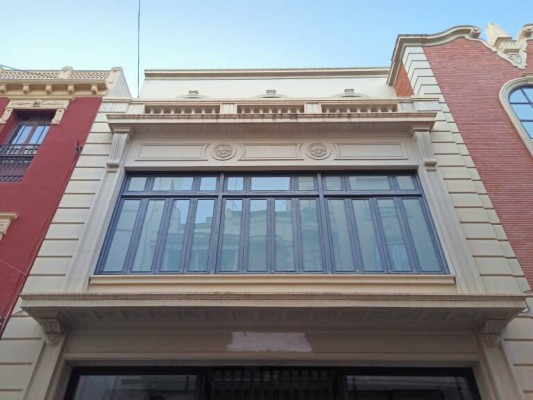  El CEU de Elche podría hacerse con el inmueble de Zara por un precio inferior al de salida, de 3 millones