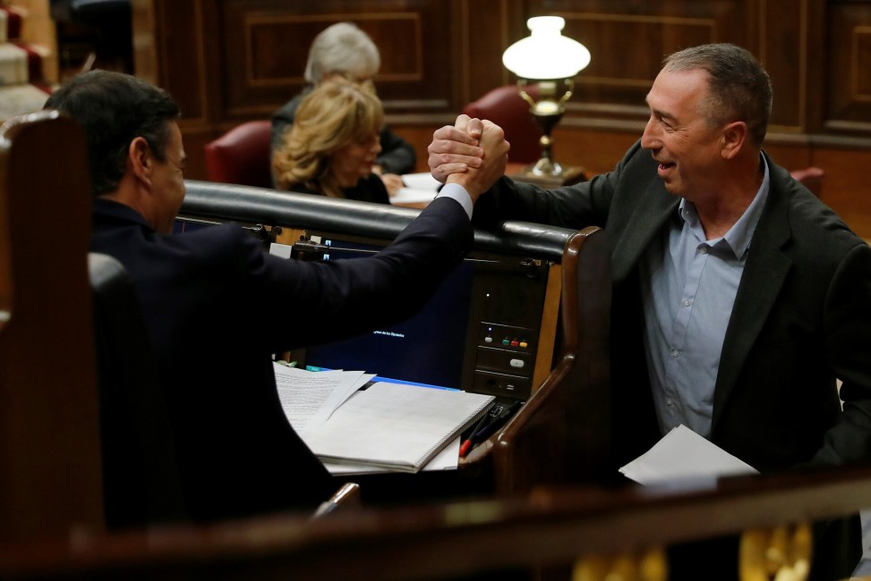 Baldoví saluda a Sánchez el día de la investidura. Foto: EFE/Juan Carlos Hidalgo - 