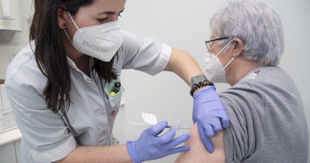  España administra 362.416 dosis de vacunas en 24 horas y roza las 11,5 millones en total