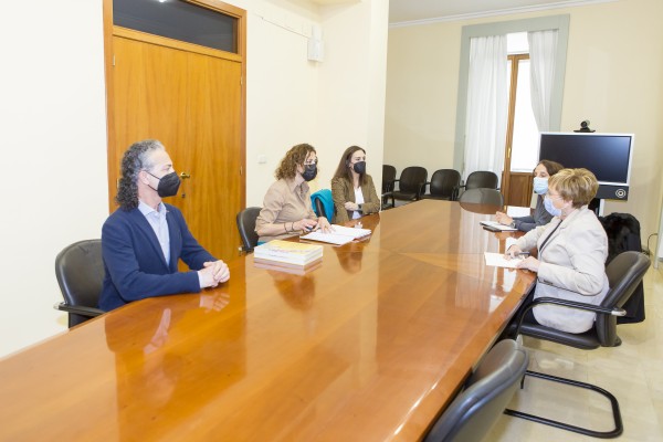 La Federació de Fogueres se reúne con Barceló para dar continuidad al calendario festero

