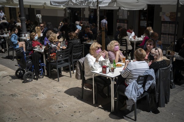 España notifica 10.474 casos y 131 muertes, con la incidencia superando 200