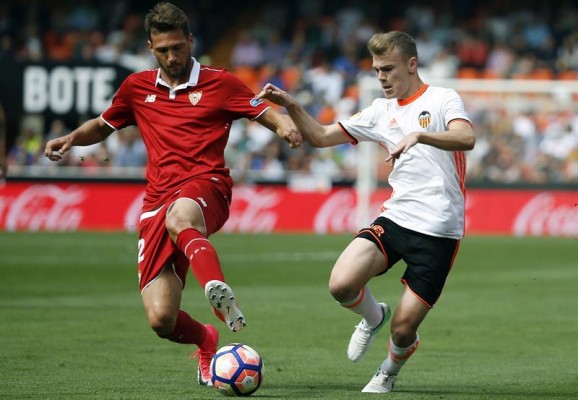 Lato garantiza el futuro del carril izquierdo de Mestalla
