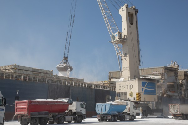 El Puerto exporta en un solo día el 25% de sulfato de sodio que mueve a lo largo del año