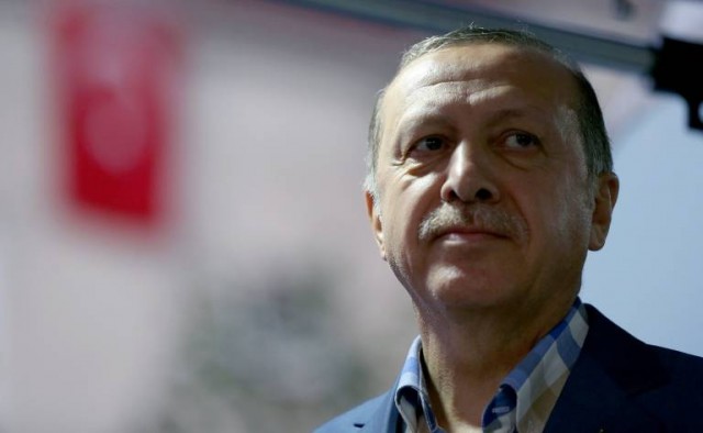 El 'Sí' a la ampliación de las competencias de Erdogan se impone en Turquía