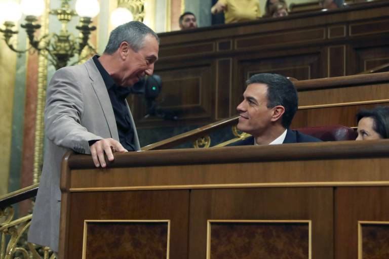 Baldoví y Sánchez dialogan en el Congreso meses atrás. Foto: EFE - 