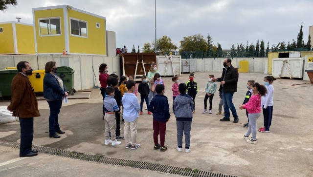 La empresa STV Gestión enseña  a escolares en el Ecoparque de Roldán la importancia del reciclaje