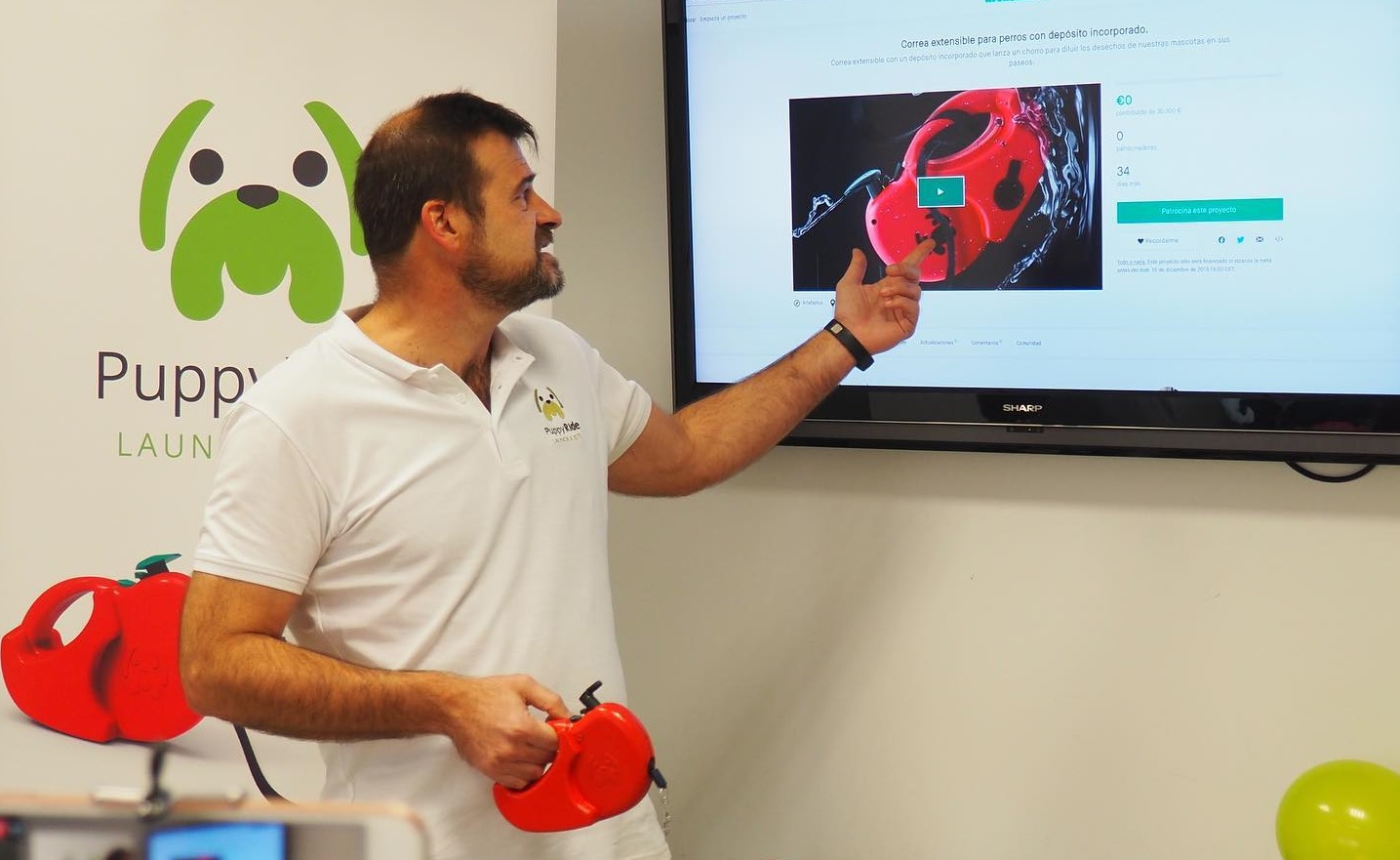 La eldense PuppyRide lanza al mercado sus correas de perro con sistema de limpieza incorporado