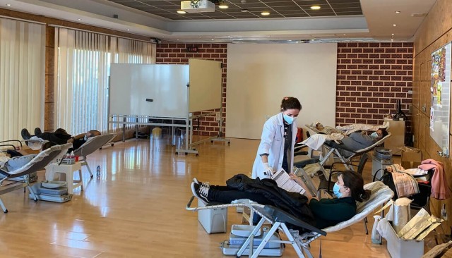 La pandemia no vence a la solidaridad: los empleados de Fripozo se vuelcan donando sangre