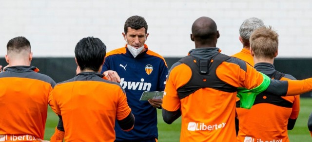 La plantilla del Valencia realiza una comida en Paterna para hacer grupo