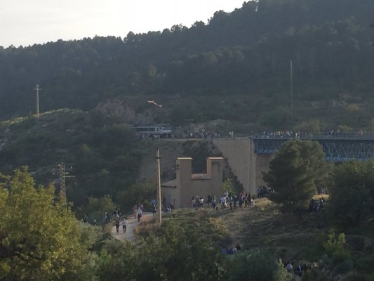 Un tren permance parado una hora en Buñol por unos vecinos que se tomaban la mona