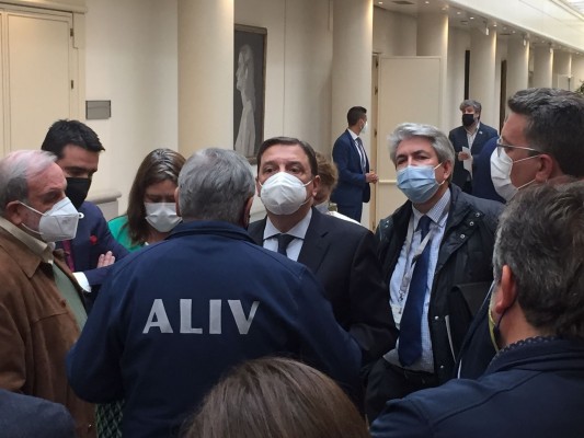 Agricultores de Vila-real y Nules se plantan ante Planas y le exigen el uso del clorpirifos