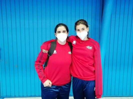 La opuesta Denia Bravo y la entrenadora Esther López, del FCC Algar Surmenor, van con España