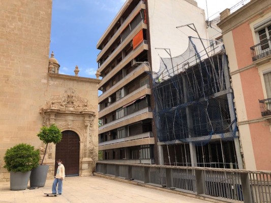 El goteo continúa: otro bloque de pisos turísticos junto a la Basílica de Santa María de Alicante