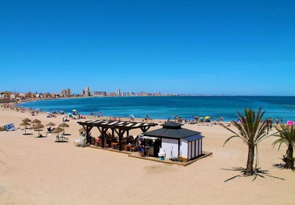 Ayuntamiento de Cartagena y vecinos dicen 'no' a los campos de fútbol playa en Cabo de Palos