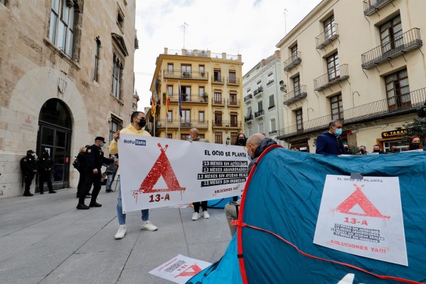 El ocio nocturno acampa ante la Generalitat y exige un plan de 50 millones tras 13 meses de 