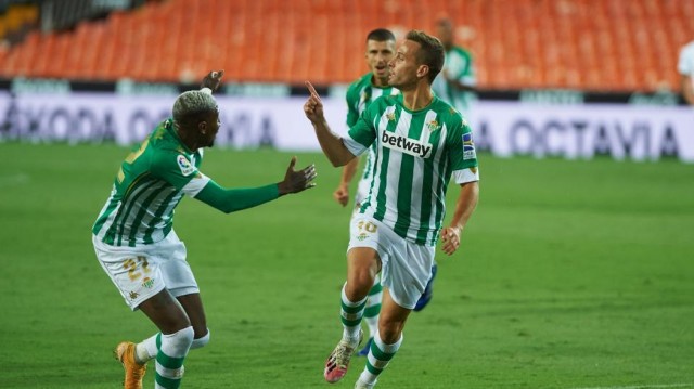 Un gol de Canales en el 93 rindió al Valencia en última visita al Betis
