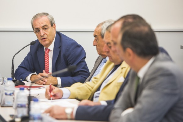 La patronal de Alicante encarga un plan estratégico... y le recomienda esconder a su presidente