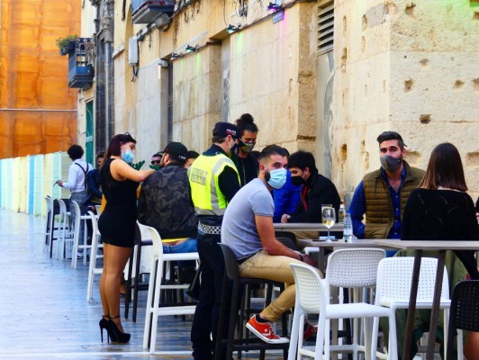 Salud alerta del avance de los contagios entre los jóvenes: la incidencia se dispara entre los 17 y los 34 años