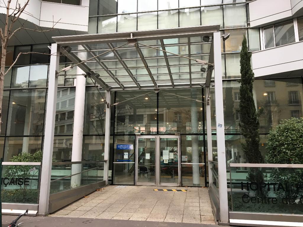 Un muerto y una herida por un tiroteo junto a un hospital de París