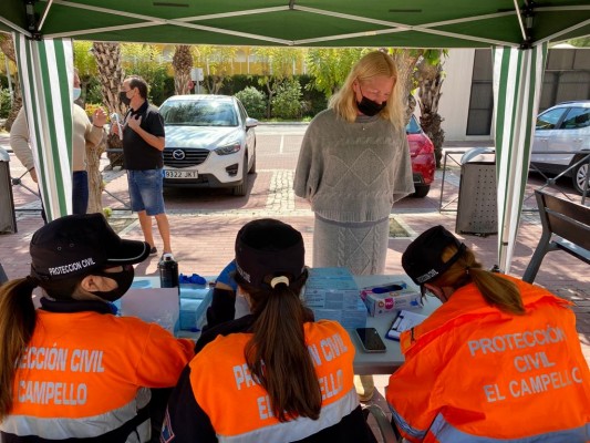 La zona norte de El Campello abre el segundo reparto masivo y gratuito de mascarillas