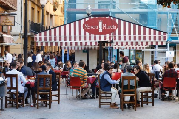 Salud retrasa el toque de queda a las 11 de la noche y amplía a seis los comensales en las terrazas