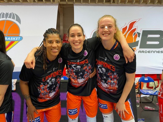 El MVP para Queralt Casas y la camiseta de campeonas para Miki Vukovic