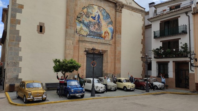 Sueras regresa a los años 60 con una concentración de Seat 600