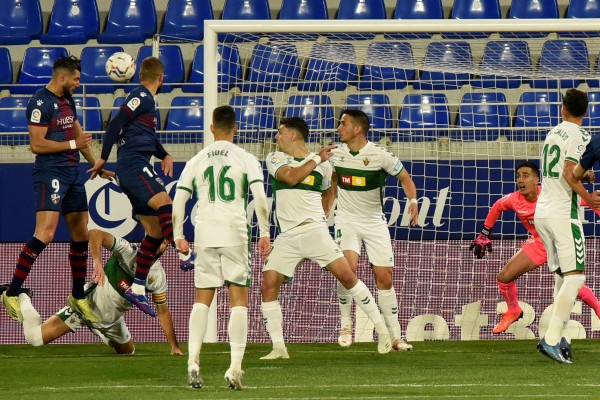El Elche emborrona en Huesca su balance ante los rivales directos
