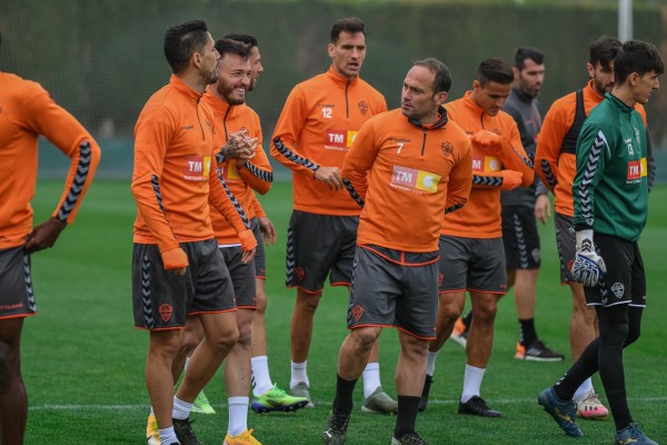 Los resultados de los rivales directos le restan gravedad al traspié del Elche en Huesca