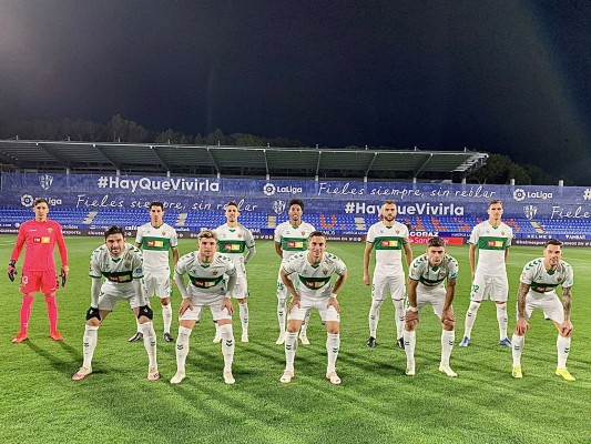 El Elche emborrona en Huesca sus registros ante rivales directos
