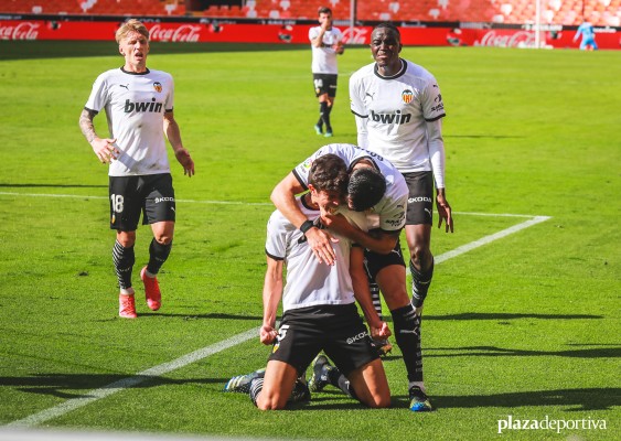 El Valencia reacciona y 'rasca' un punto ante la Real Sociedad pese a la expulsión irresponsable de Maxi