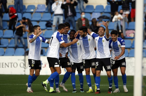 El Hércules derrota al Badalona con un gol del uruguayo Pastorini y mantiene sus opciones