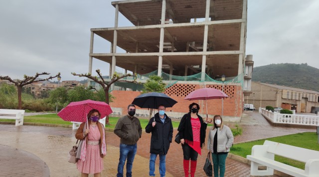 La Diputación mediará ante la Generalitat para finalizar la residencia de Ribesalbes