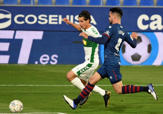 El Elche cae a la zona de descenso un mes después
