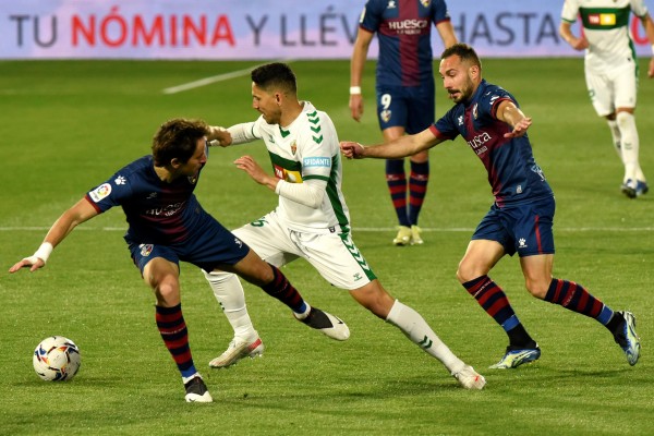 Un Huesca muy activo llega al descanso por delante del Elche en una primera parte muy competida