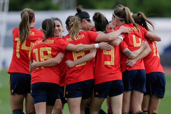 España se crece ante las campeonas de Europa