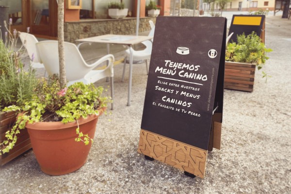 La 'startup' DoggieSnax impulsa en Dénia menús 'dog friendly' para mascotas en terrazas