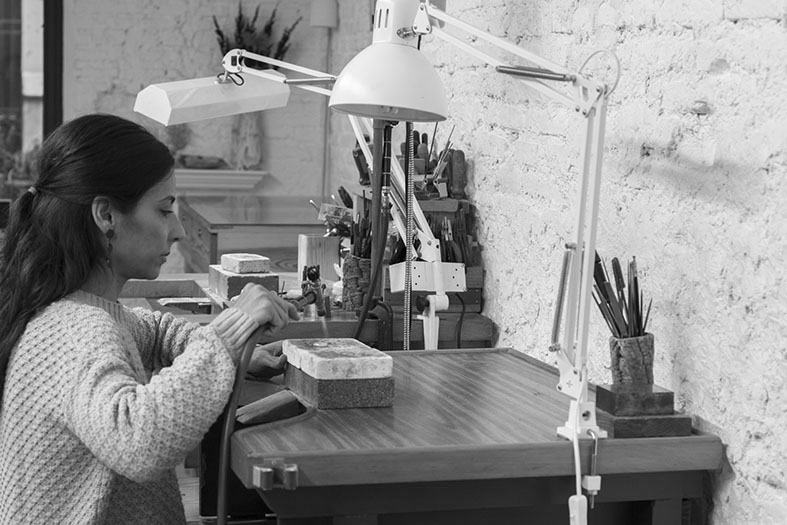 Sobre erizos de mar, metales preciosos y viajes a Japón: retrato de una orfebre del siglo XXI
