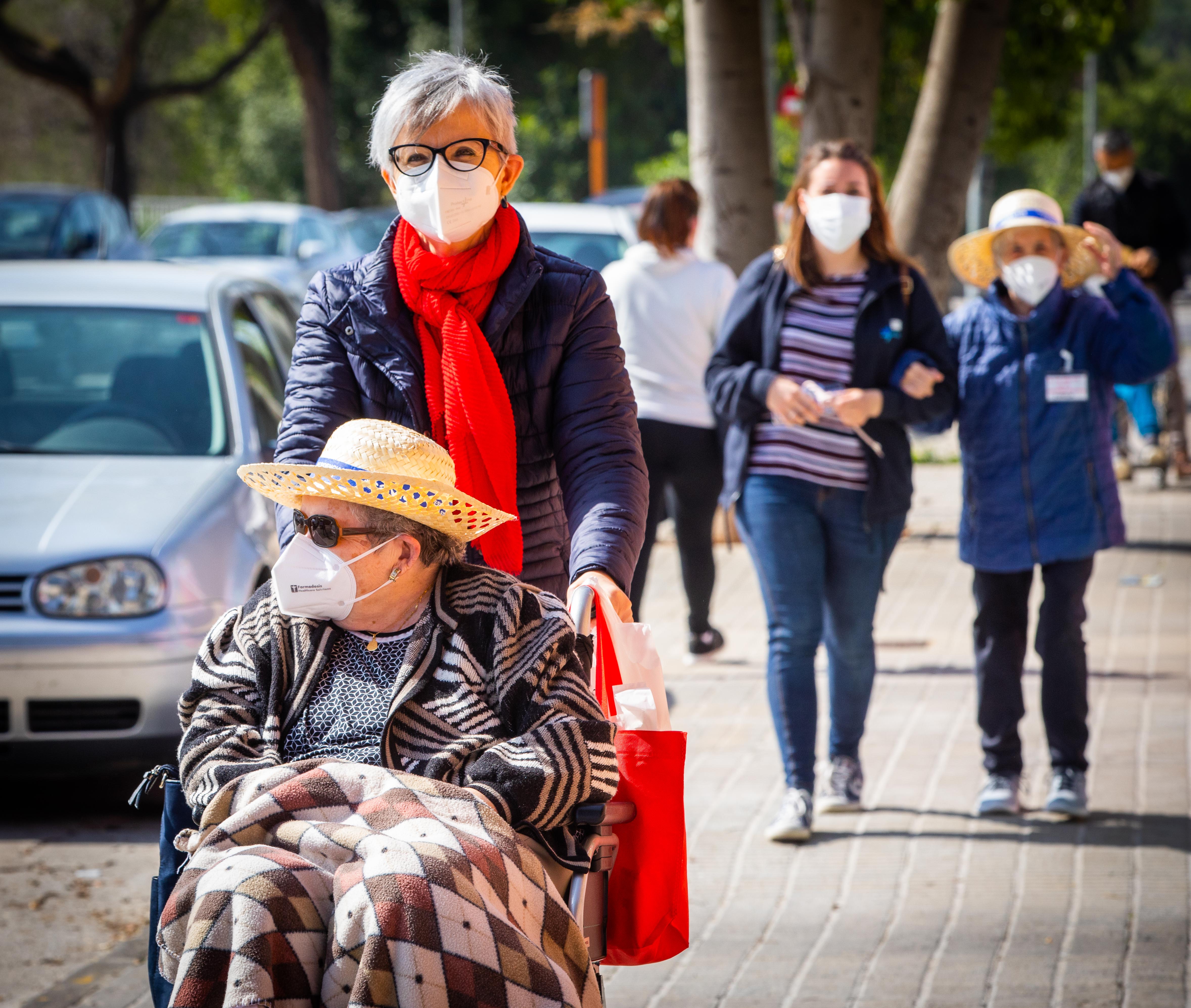 Los residentes de Savia salen de paseo a la calle más de un año después tras ser vacunados
