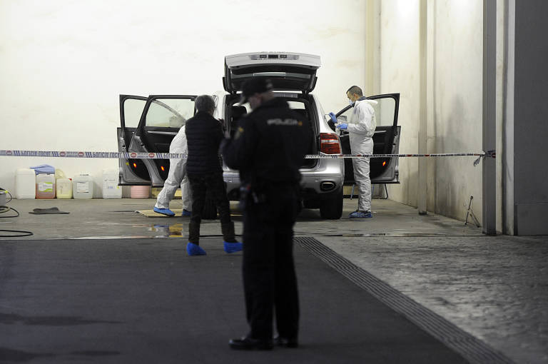 La Policía inspecciona el lugar del crimen, la misma noche del asesinato. Foto: RAFA MOLINA - 