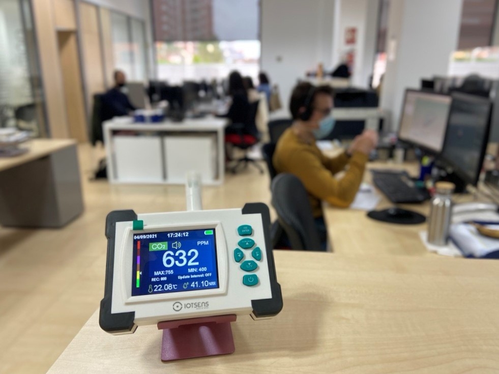 Medir la concentración de CO2, clave para controlar y prevenir contagios por covid en espacios cerrados