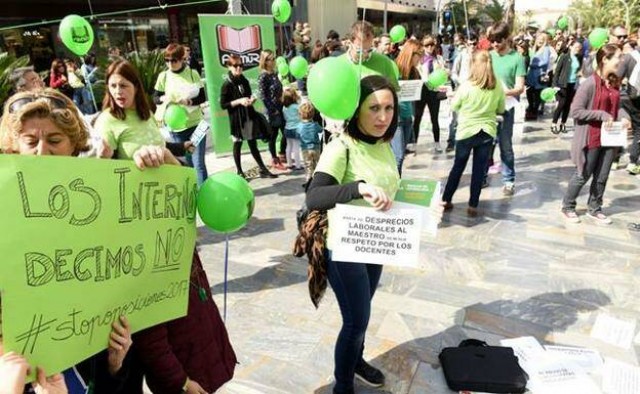 Los docentes interinos protestan 'sobre ruedas' contra la temporalidad en la enseñanza pública
