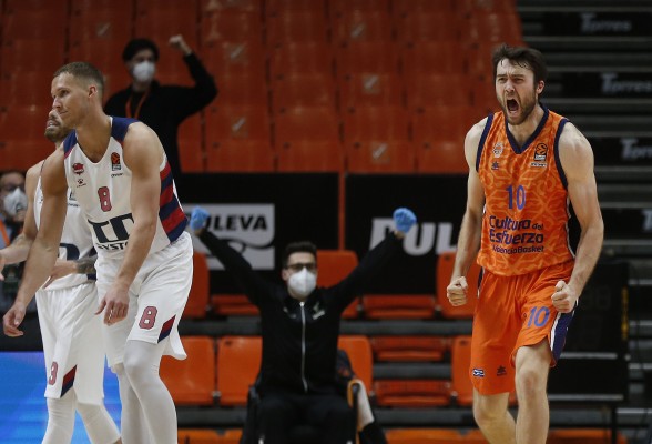 Valencia Basket gana en un final de infarto y espera el error del Zenit