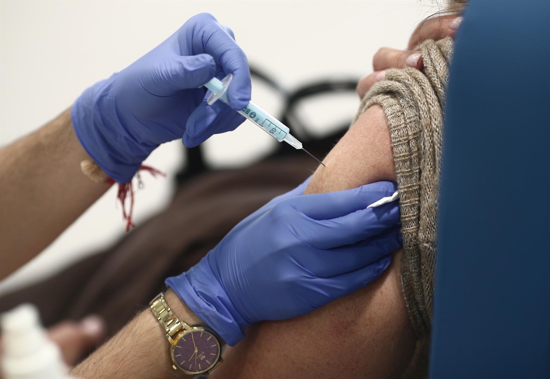 Sanidad aprueba elevar la edad para administrar la vacuna de AstraZeneca hasta los 69 años 