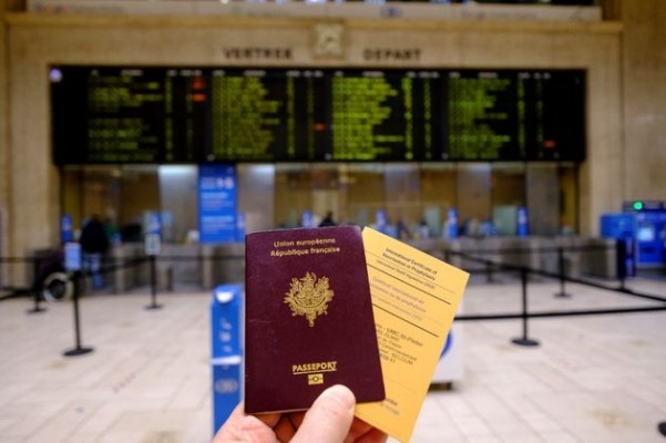 Seis de cada diez españoles, a favor del pasaporte de vacunación para reactivar los viajes